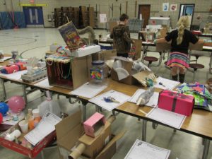 Students work to display their recyclable contraptions in the Nautilus Elementary gymnasium. Jayne Hanson/RiverScene photo