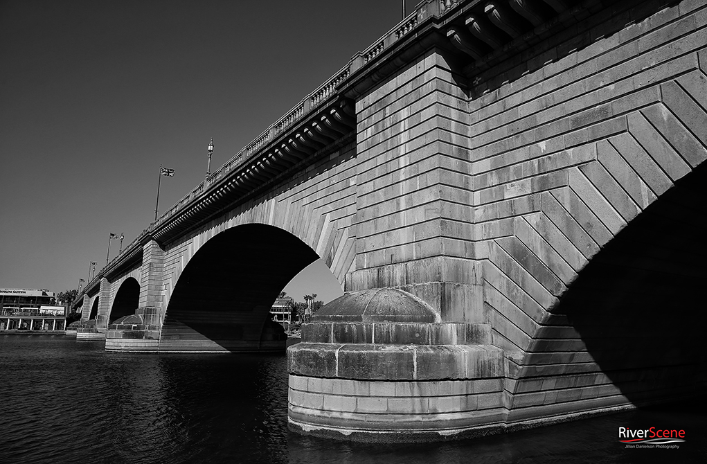 london bridge black and white