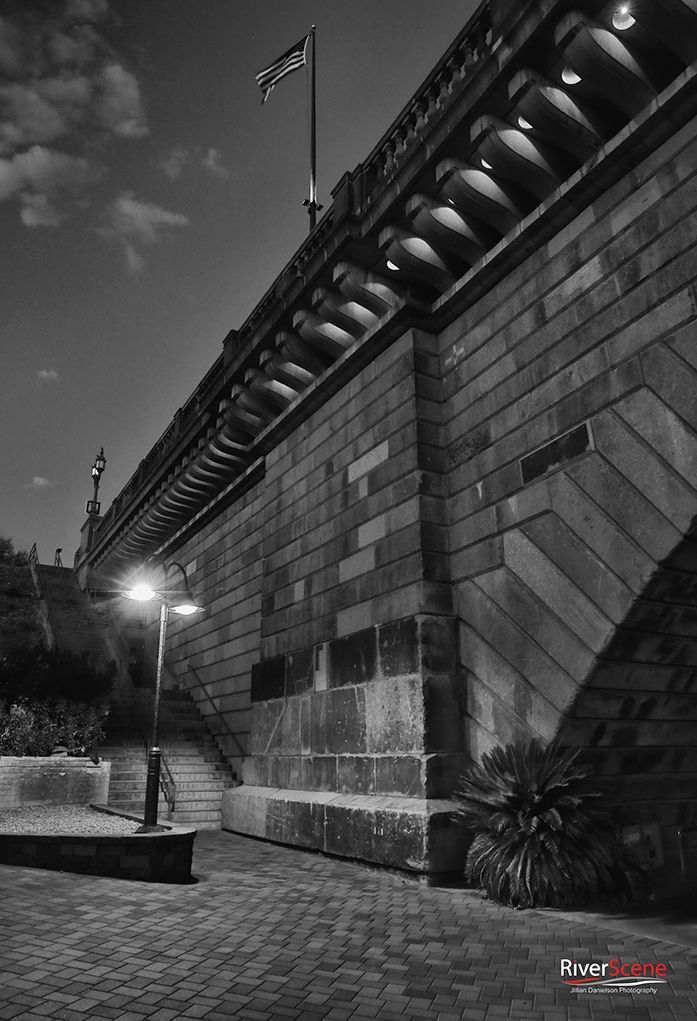 london bridge black and white