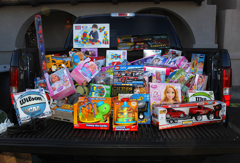 Havasu Classics Car Club  Spreads Cheer At  Annual Toy  And Food Drive