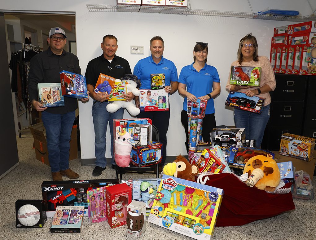 Lake Havasu Boat Parade Of Lights Donates Toys To Clothes Closet